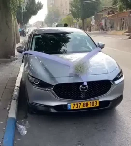 קישוט רכב ברחובות – תחרה לבנה בצורת V עם פרחי גיבסנית לבנים לעיצוב חתונה